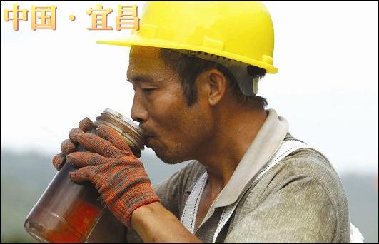 向高温下的劳动者道声辛苦了