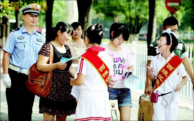 小学生上街宣传文明城市创建