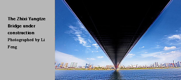 The Zhixi Yangtze Bridge under construction