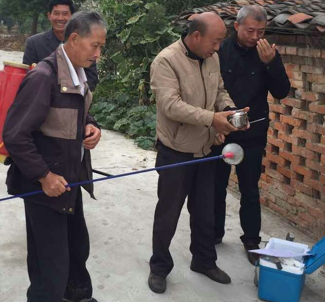 防疫员检查防疫设备.png