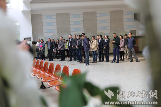 4 参观人员正在一旁观看模拟告别仪式。记者田涧 摄.jpg