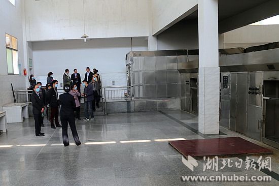 7火化车间首次被公开，众人正在参观火化车间。记者田涧 摄.jpg