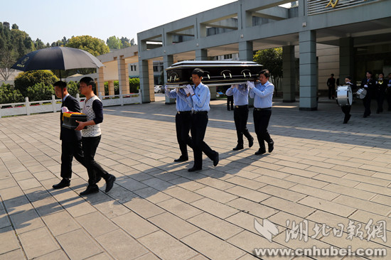 5 告别结束后，家属去往火化馆，对遗体进行最后告别。记者田涧 摄.jpg