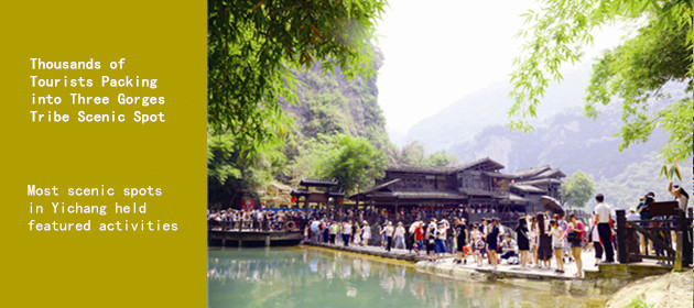 Thousands of Tourists Packing into Three Gorges Tribe Scenic Spot