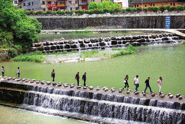 乐天溪镇唐家坝村绿色环境引游人