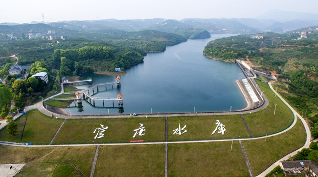 每层不超过35厘米70岁的张肇忠站在官庄水库大坝上,这是他1966年完成